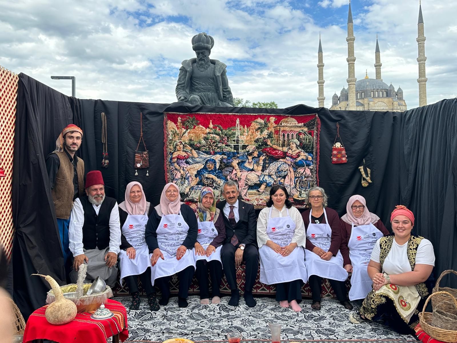 Edirne’de, 21-27 Mayıs Türk Mutfağı Haftası kapsamında düzenlenen etkinlikler başladı. “Bir Sofrada Miras” temasıyla gerçekleştirilen programda Rumeli ve Edirne bayram sofraları tanıtılırken, etkinlik yoğun ilgi gördü.